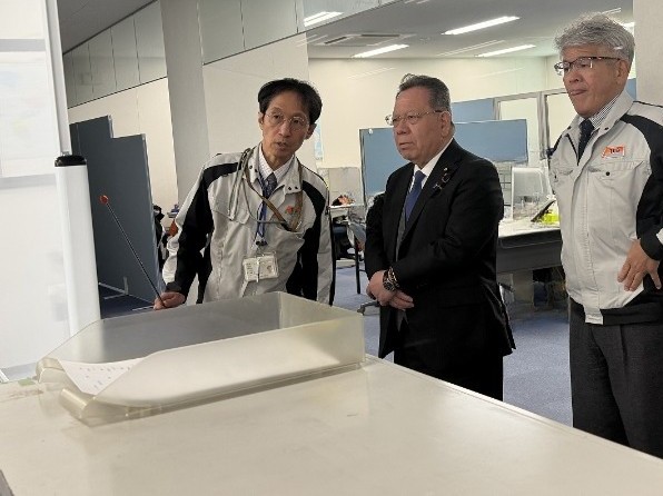 視察の様子_3