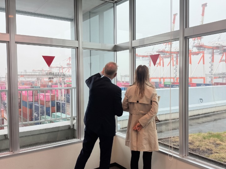 視察の様子_3