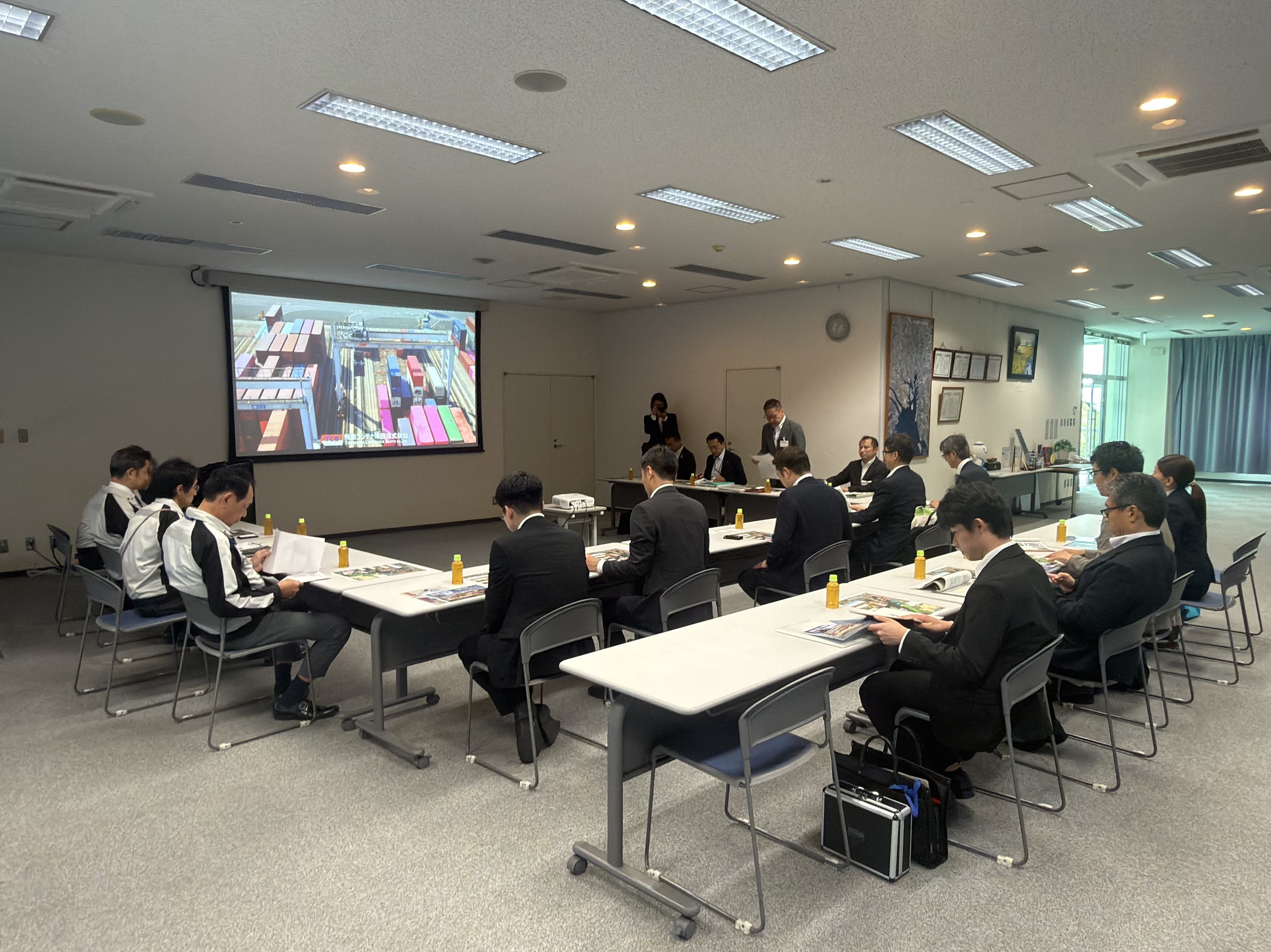視察の様子_1